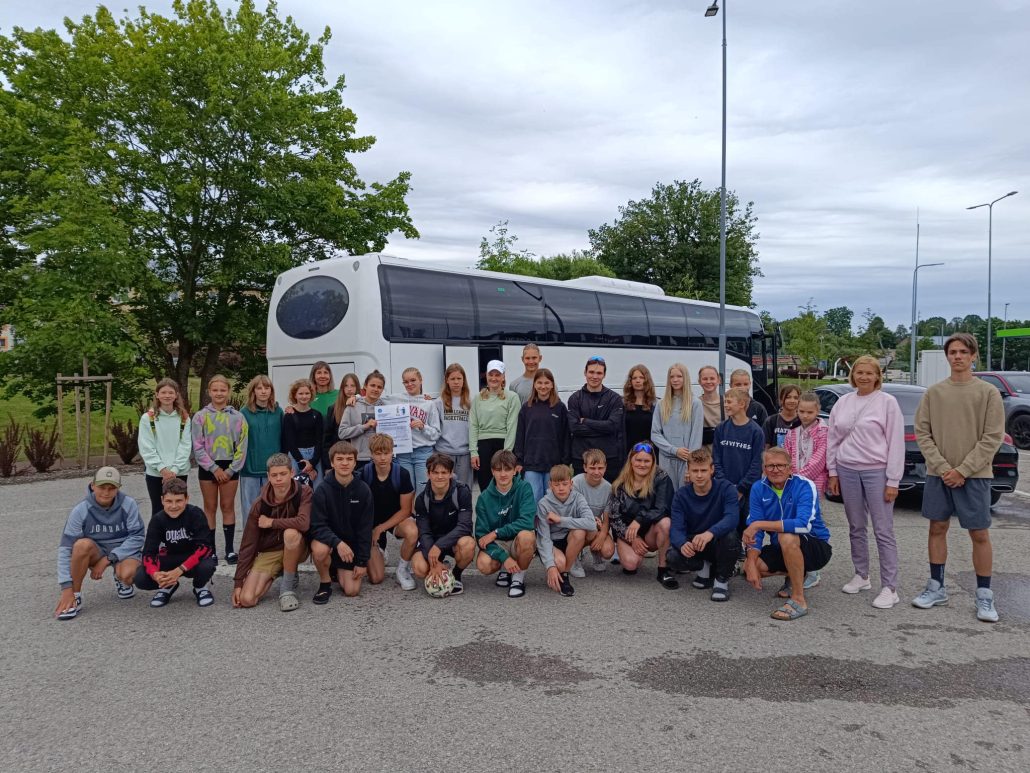 Projekta dalībnieki pie autobusa